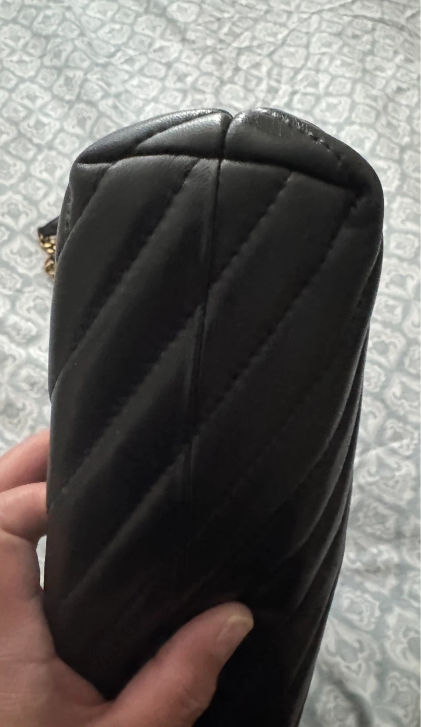 Authentic Tory Burch Black Chevron Leather Shoulder Bag - photo 2