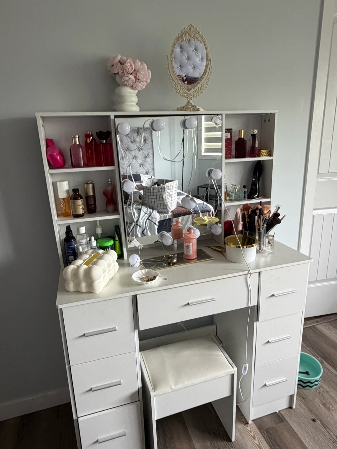 White Vanity Set with Lighted Mirror and Stool - photo 4