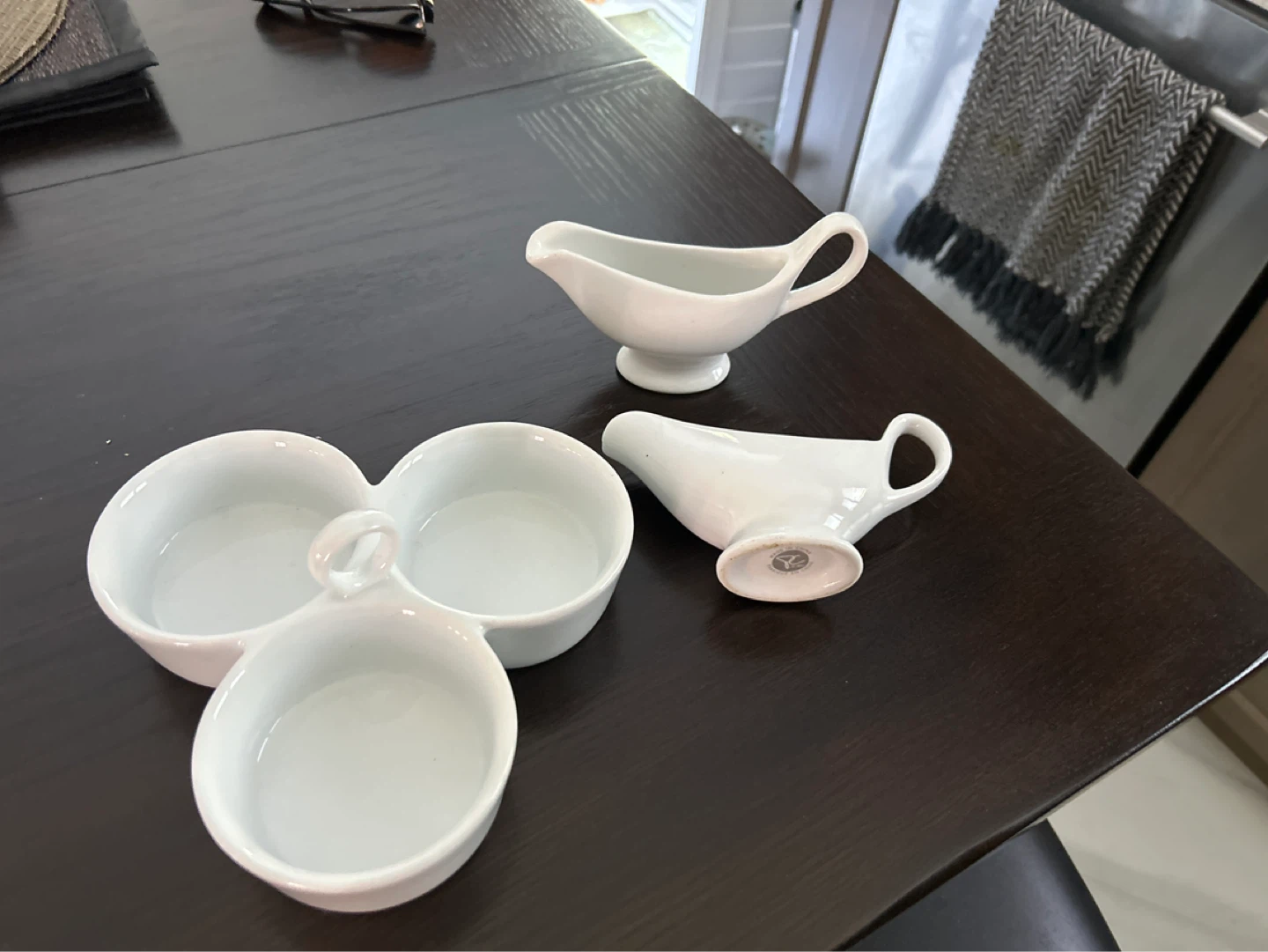 Lot 2 small Porcelain Gravy boats and garnish serving dis - photo 2