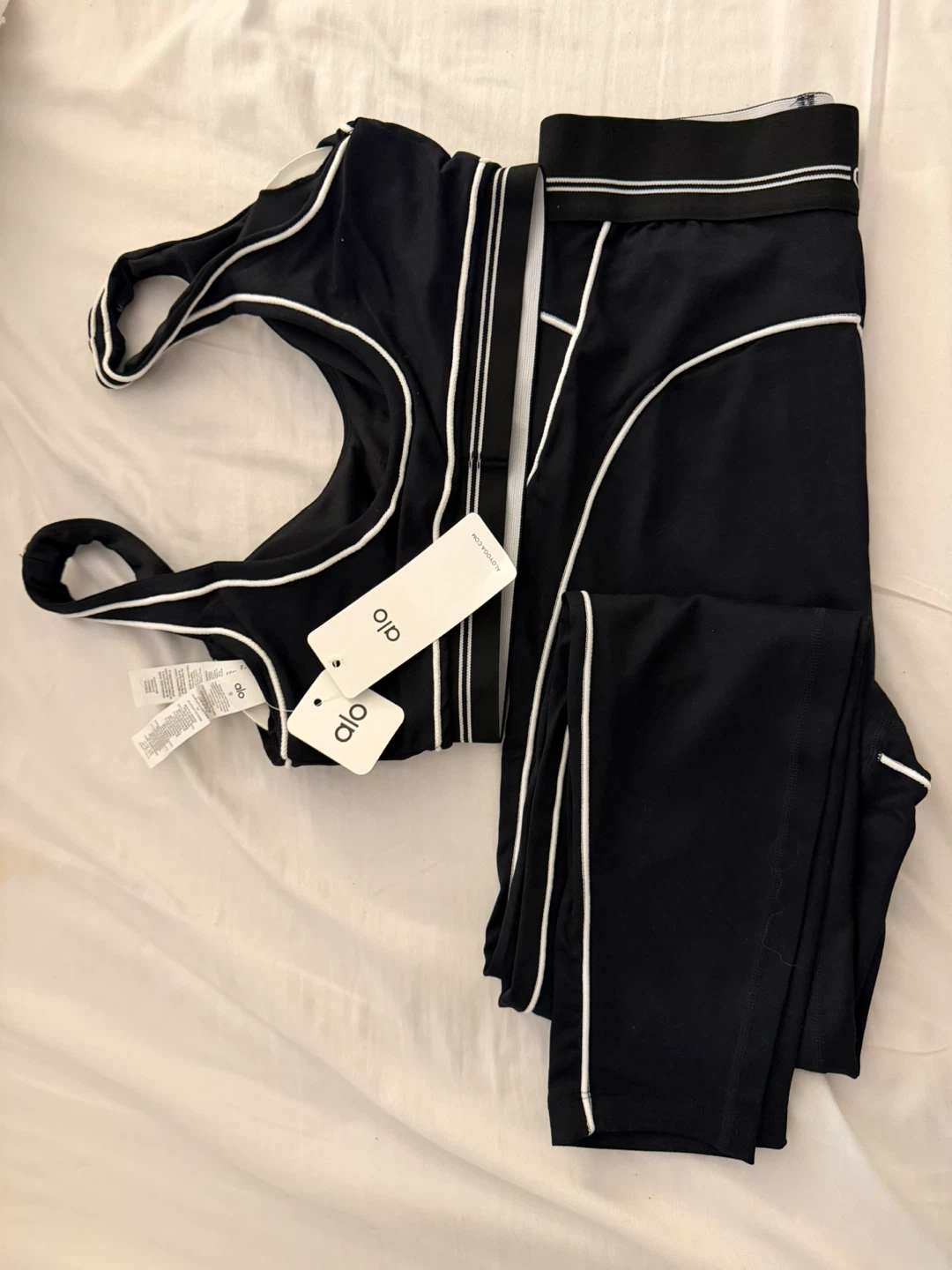 Alo Yoga Black White Trim Sports Bra & Leggings Set - photo 2