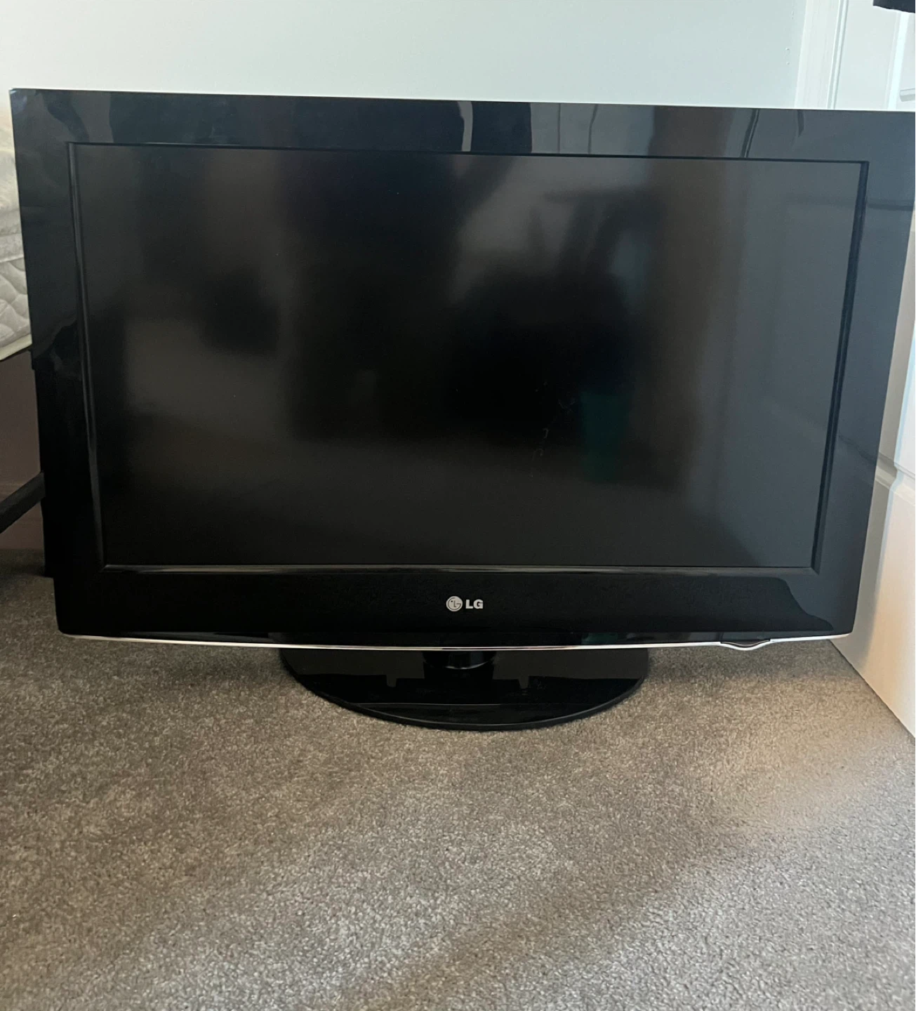 LG 32LH30 32-inch LCD TV