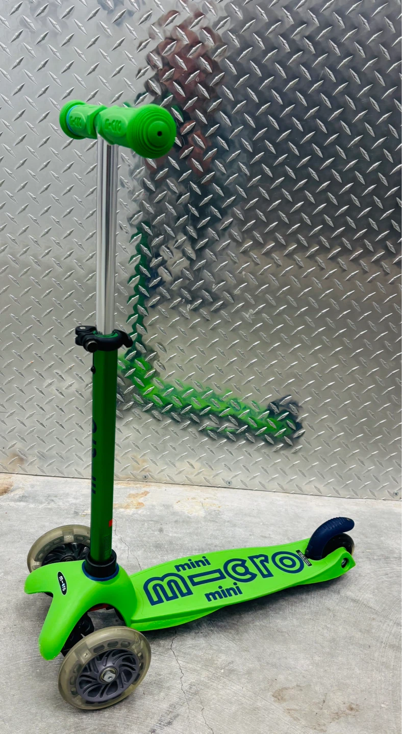 Micro Mini Deluxe Scooter - Green