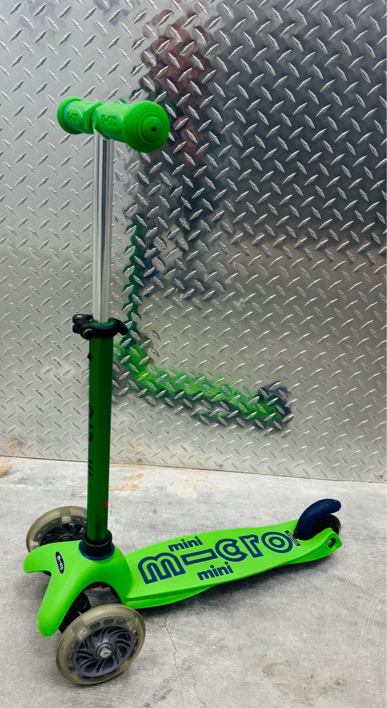 Micro Mini Deluxe Scooter - Green