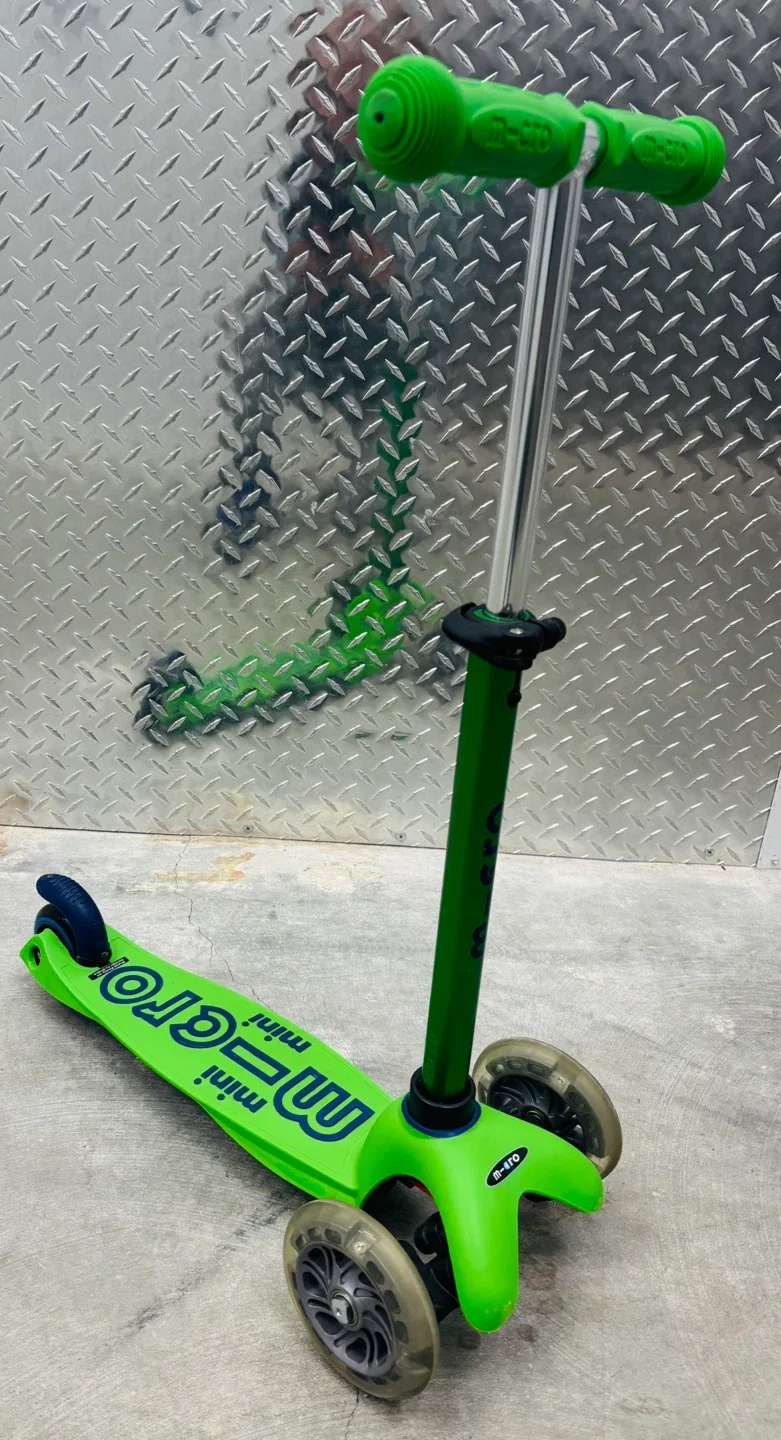 Micro Mini Deluxe Scooter - Green - photo 2
