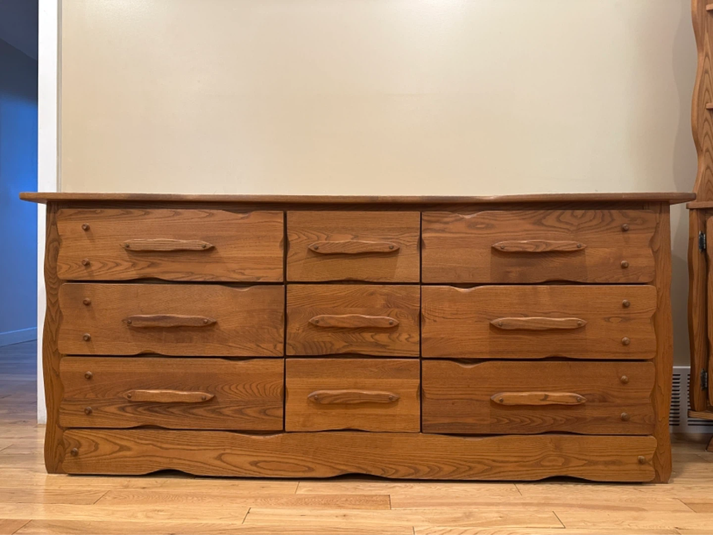 Beautiful Vintage JSP Solid Oak 9-Drawer Dresser (CAN DELIVER)