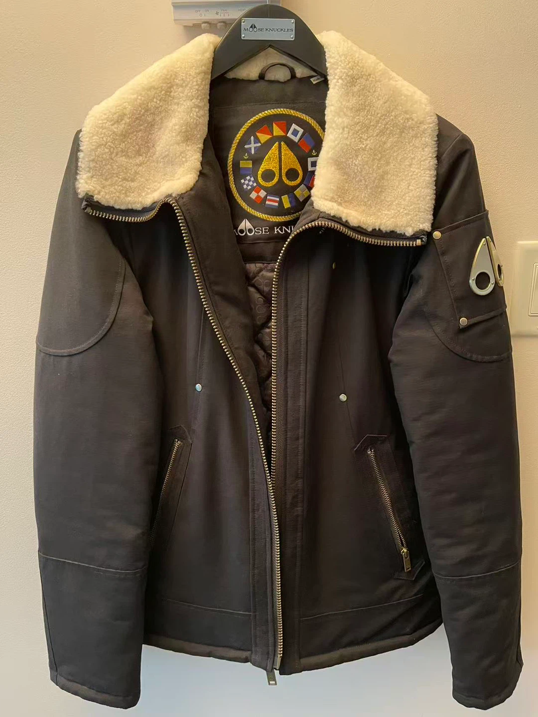 Moose Knuckles Bomber Jacket with Shearling Collar and Sony TV - photo 2