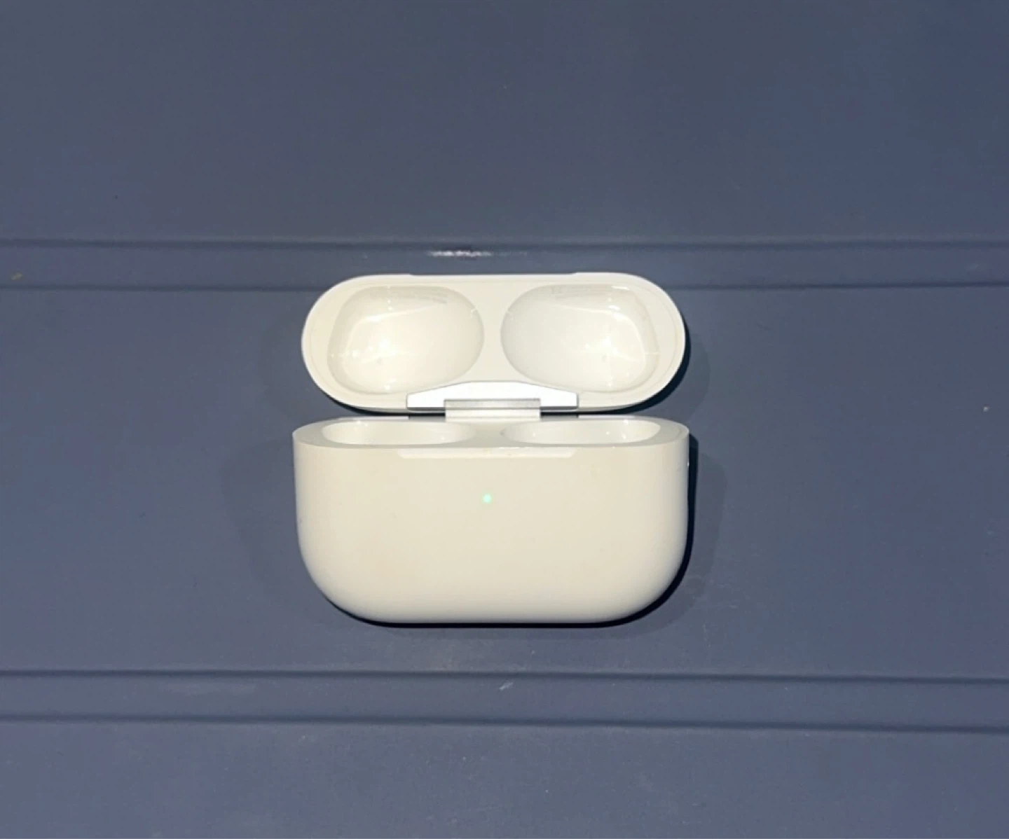 Apple AirPods Pro (2nd generation) Charging Case - photo 2