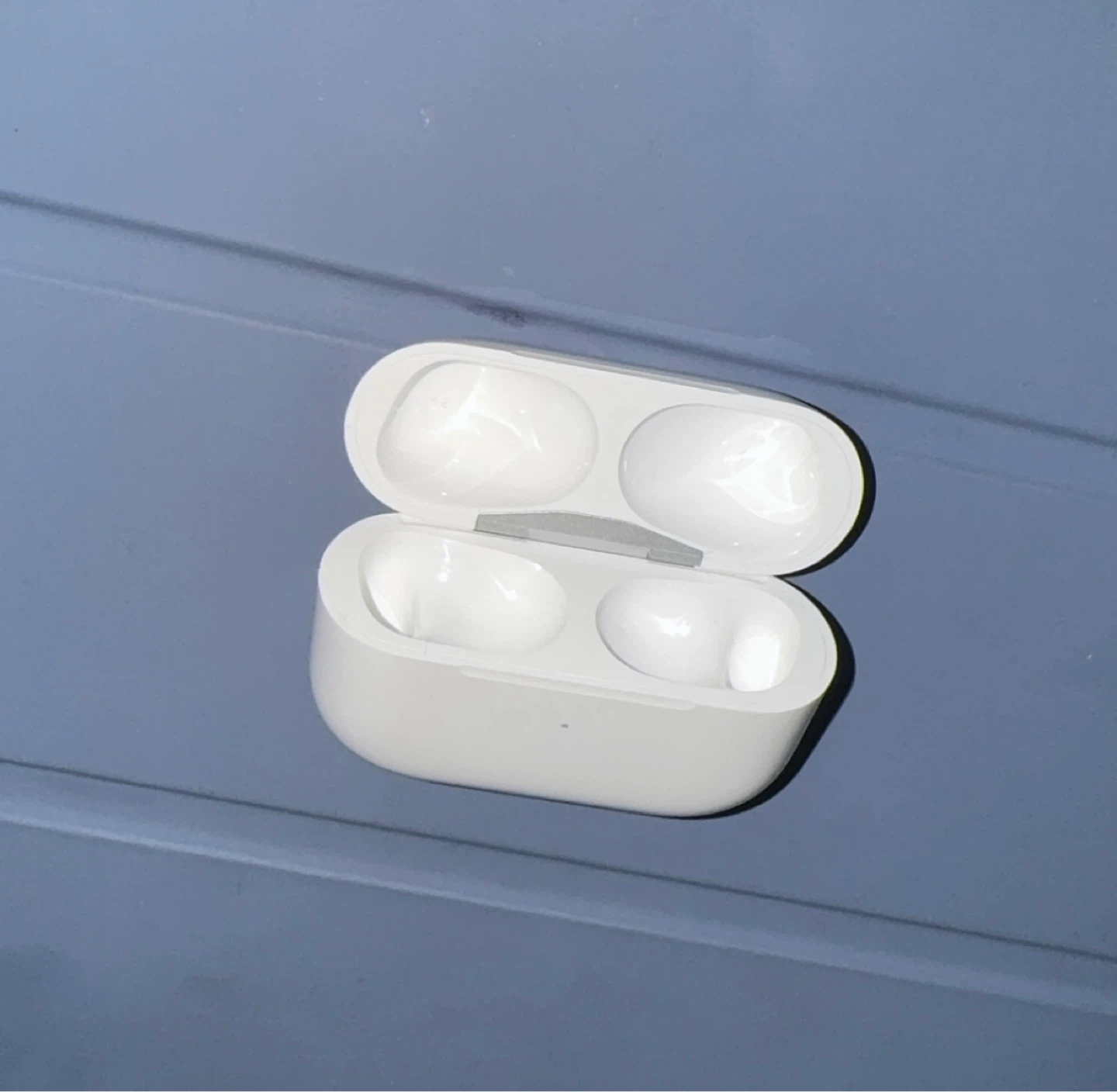 Apple AirPods Pro (2nd generation) Charging Case - photo 4