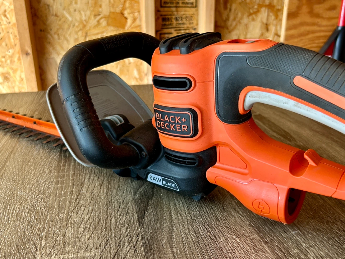 Black+Decker Hedge Trimmer with Saw Blade