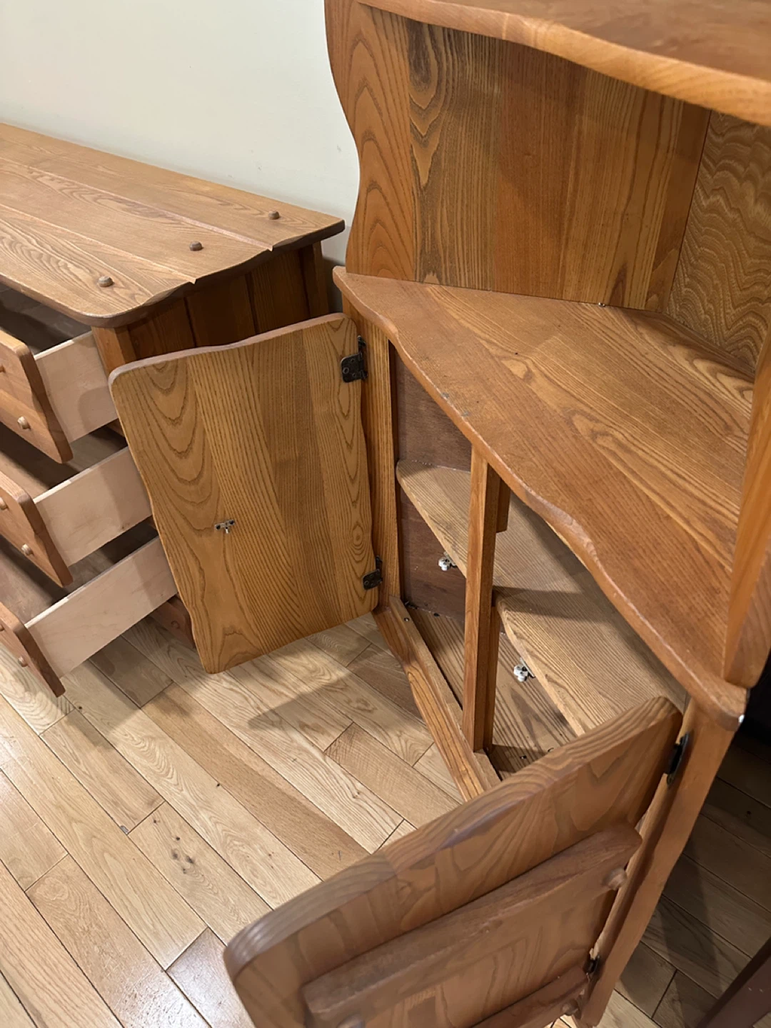 Beautiful Vintage Solid Oak Corner Cabinet (CAN DELIVER) - photo 4