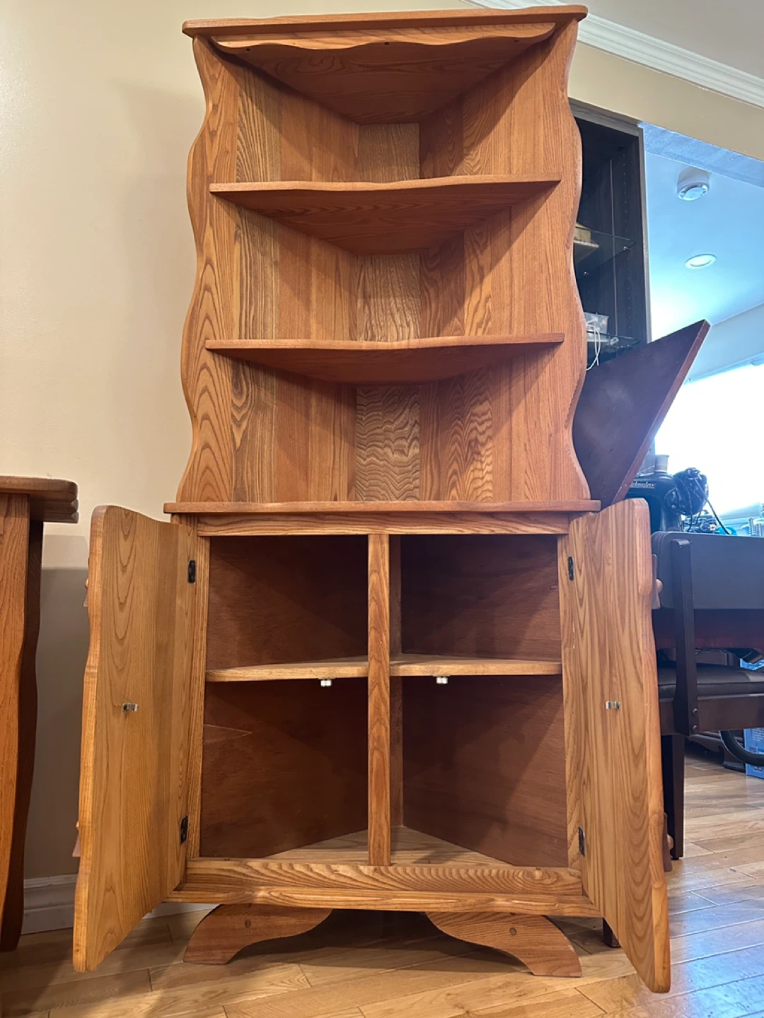 Beautiful Vintage Solid Oak Corner Cabinet (CAN DELIVER) - photo 2