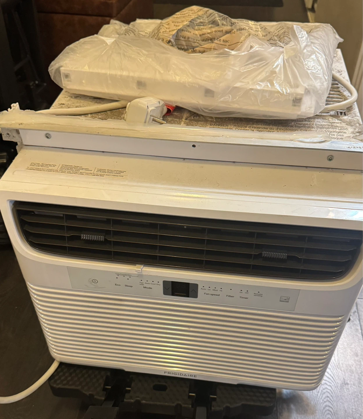 Frigidaire 10,000 BTU Window Air Conditioner-must go ASAP - photo 3