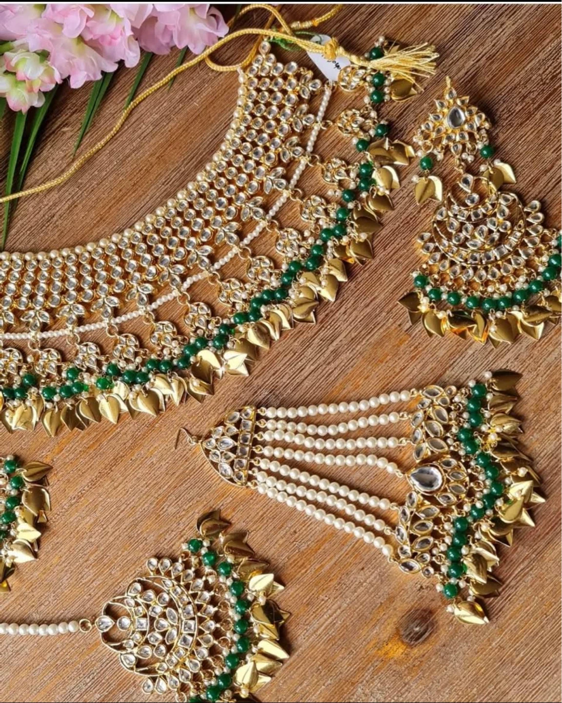 Pippalpattian kundan Set with Earrings & Tikka