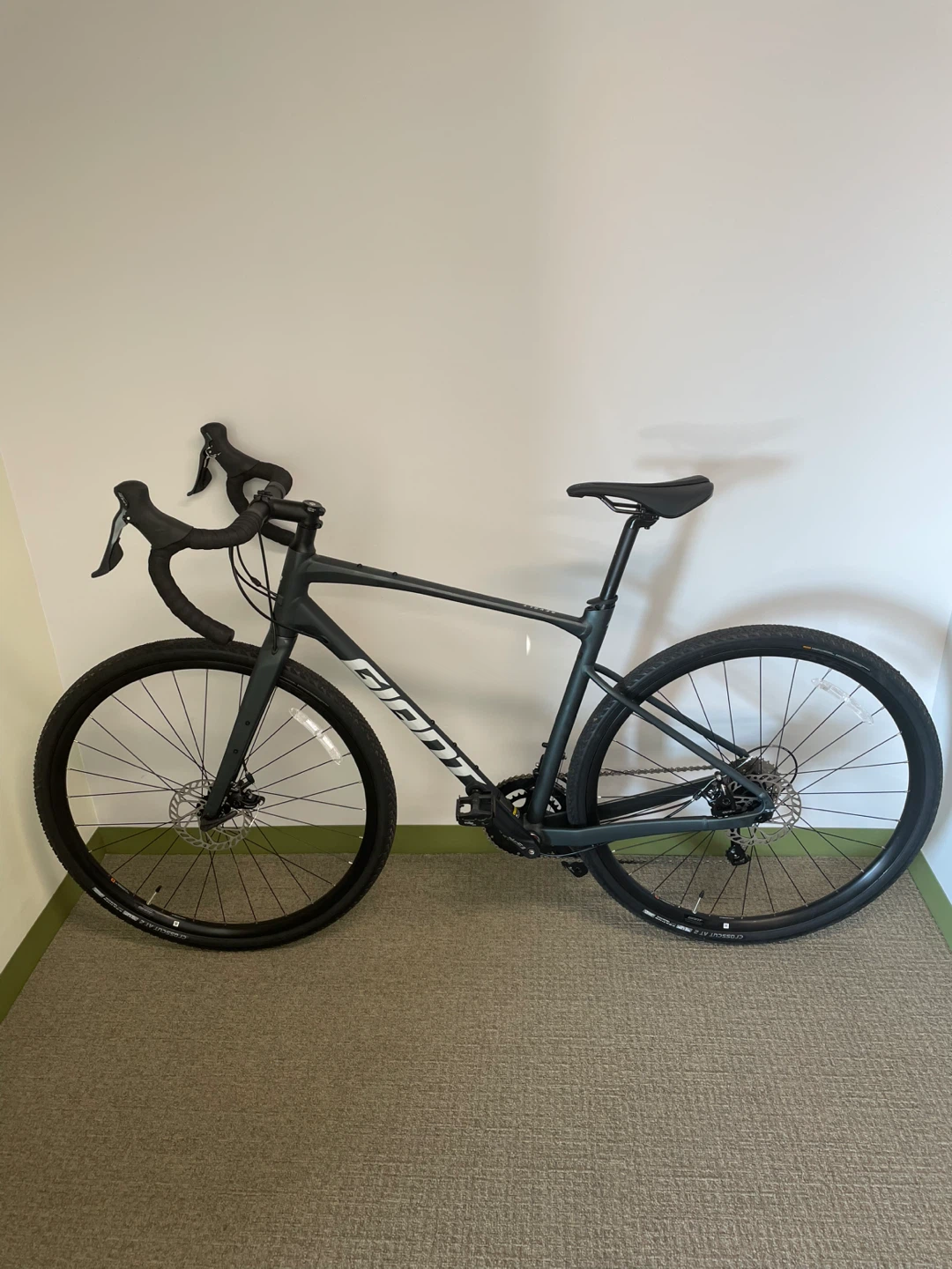 NEW Giant Revolt 2 Asphalt Green M/L - photo 2