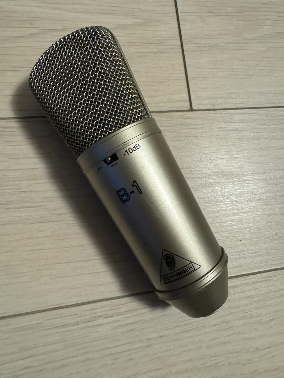 Behringer B1