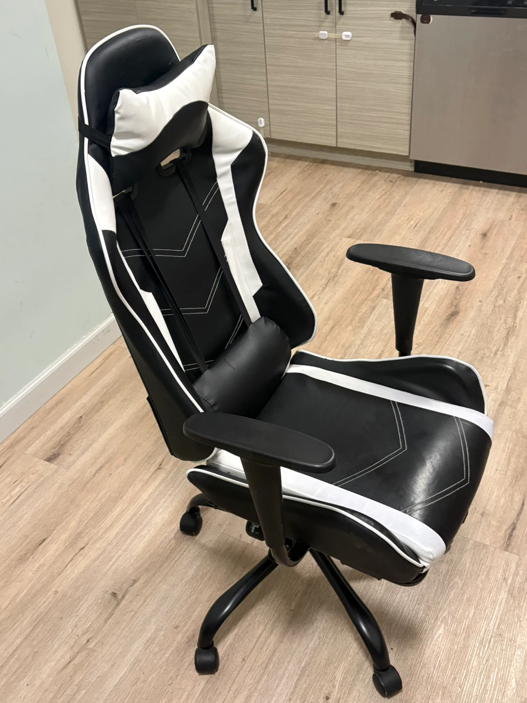 Black and White Gaming Chair - photo 2
