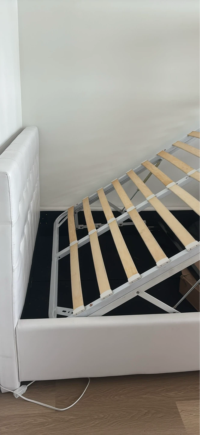 Lift-up storage bed