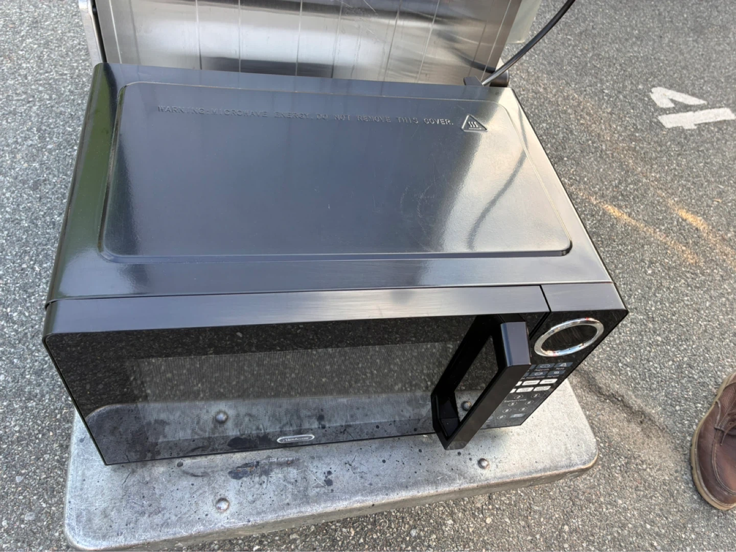 Black Daewoo Microwave - photo 3