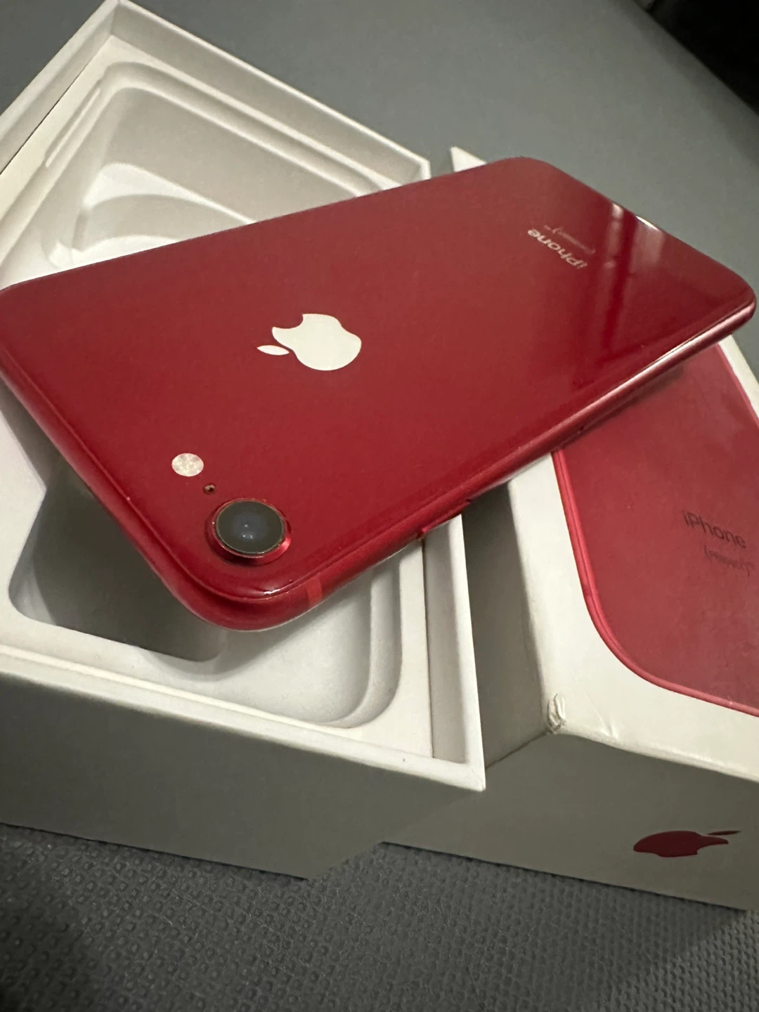 Apple iPhone 8 - Red