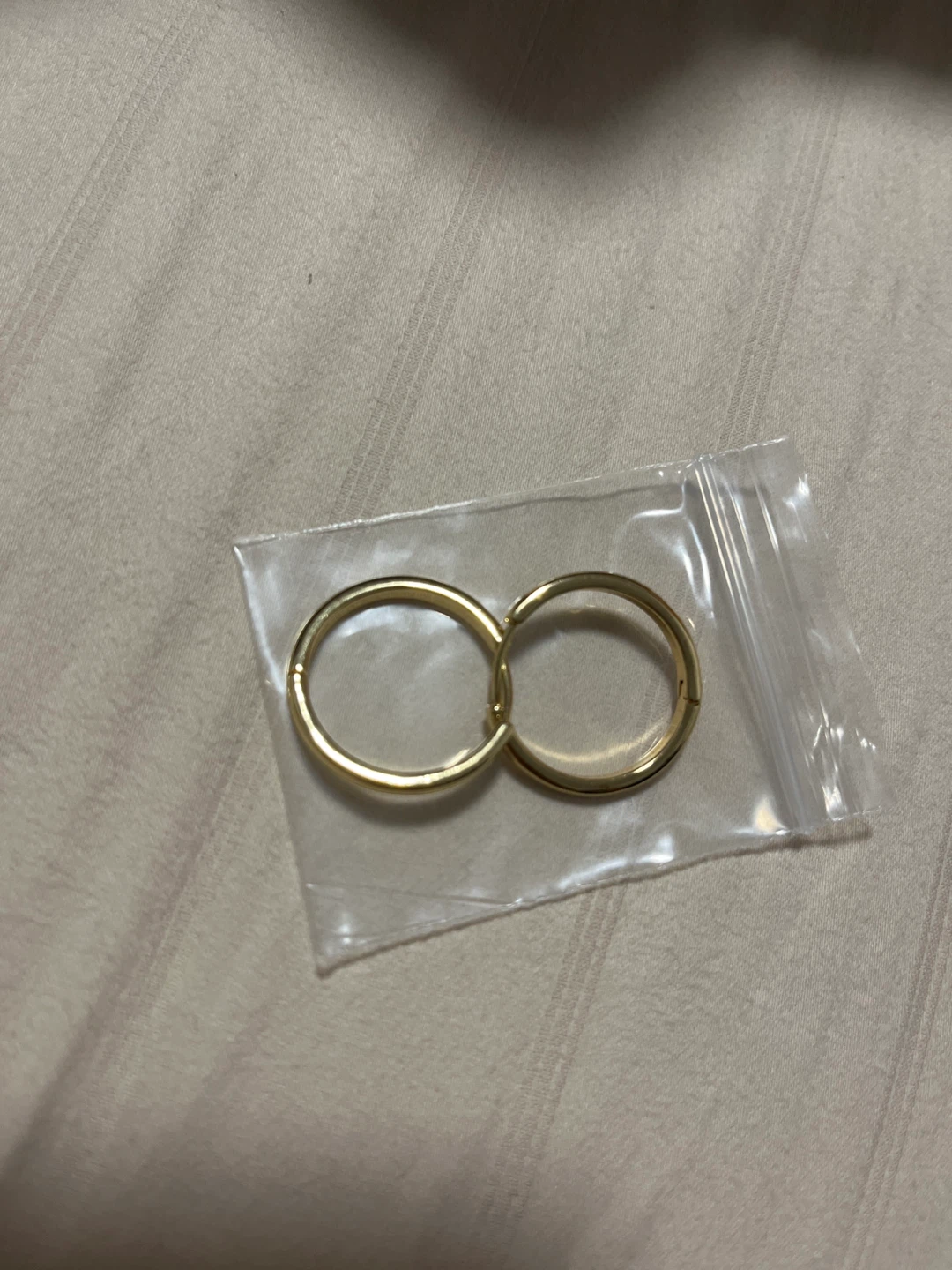 Fashion earrings with a gold-tone finish