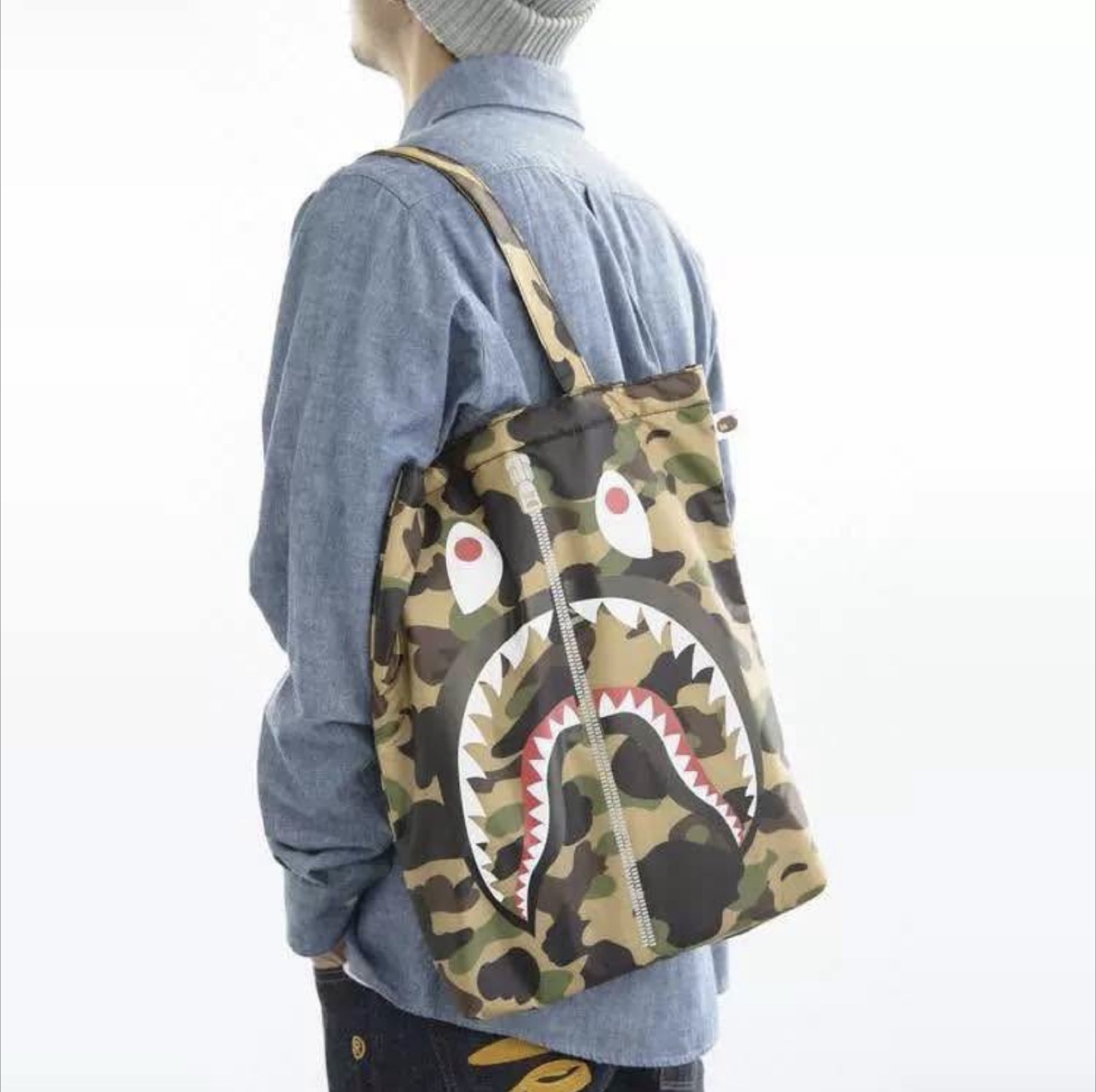 BAPE® CAMO SHARK CUSHION TOTE - photo 5
