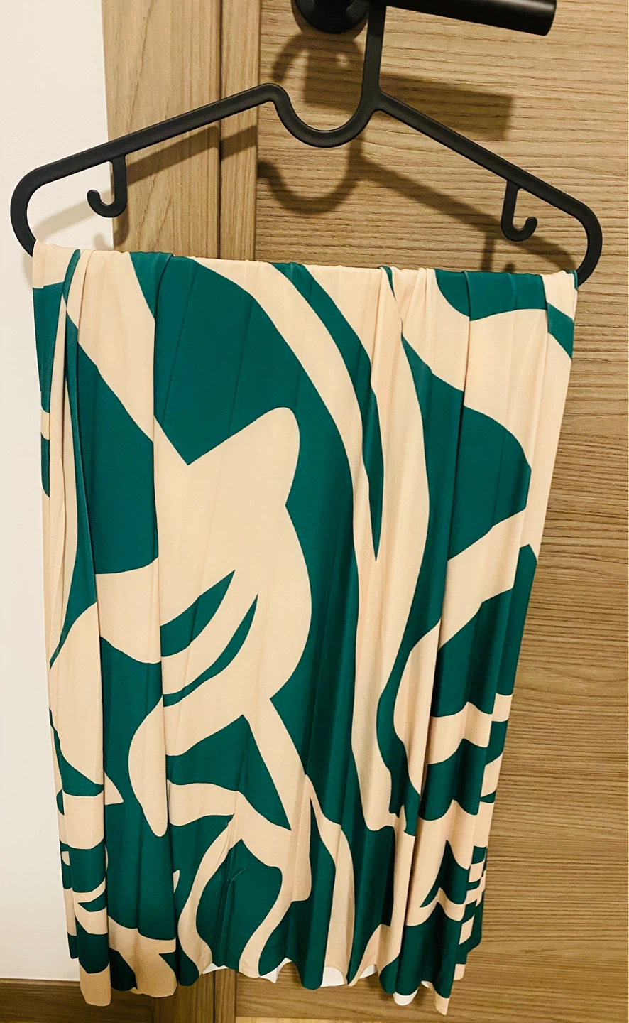 Women's Green Long-Sleeve Top with Abstract Print Scarf - photo 3