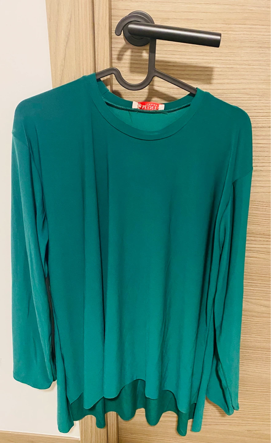 Women's Green Long-Sleeve Top with Abstract Print Scarf - photo 2