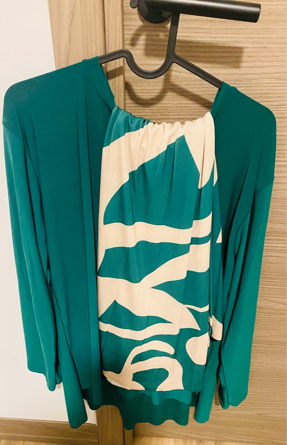 Women's Green Long-Sleeve Top with Abstract Print Scarf