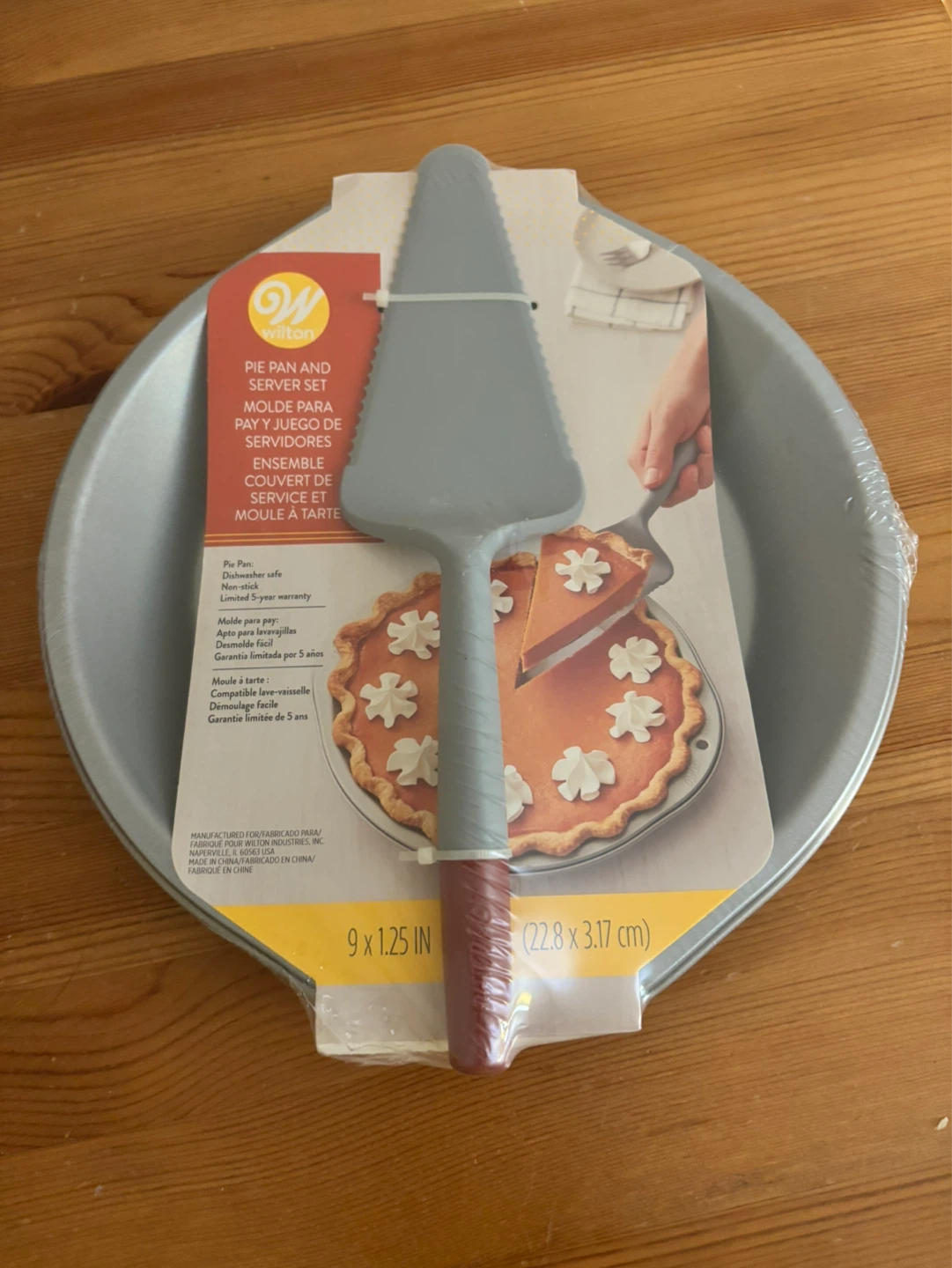 Brand new Wilton Pie Pan & Server set