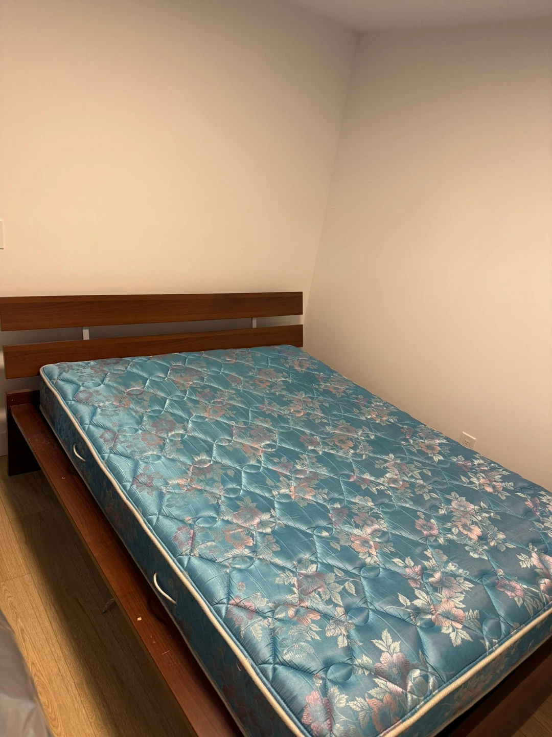 Mattress on wooden bed frame - photo 2