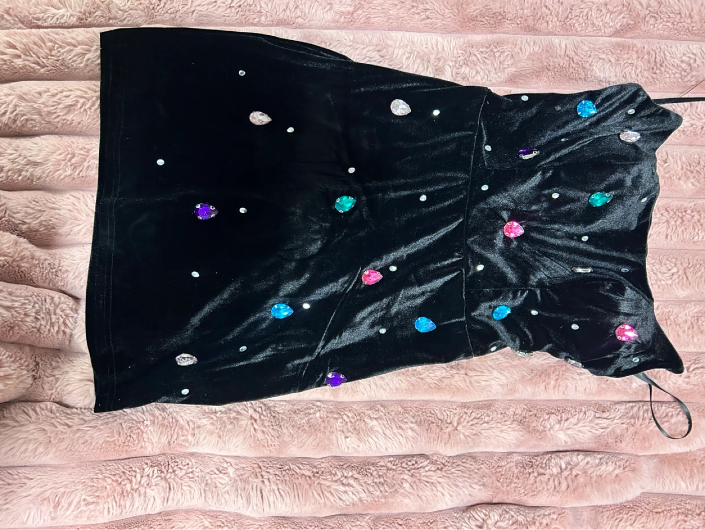 Robe noire en velours avec ornements - photo 3
