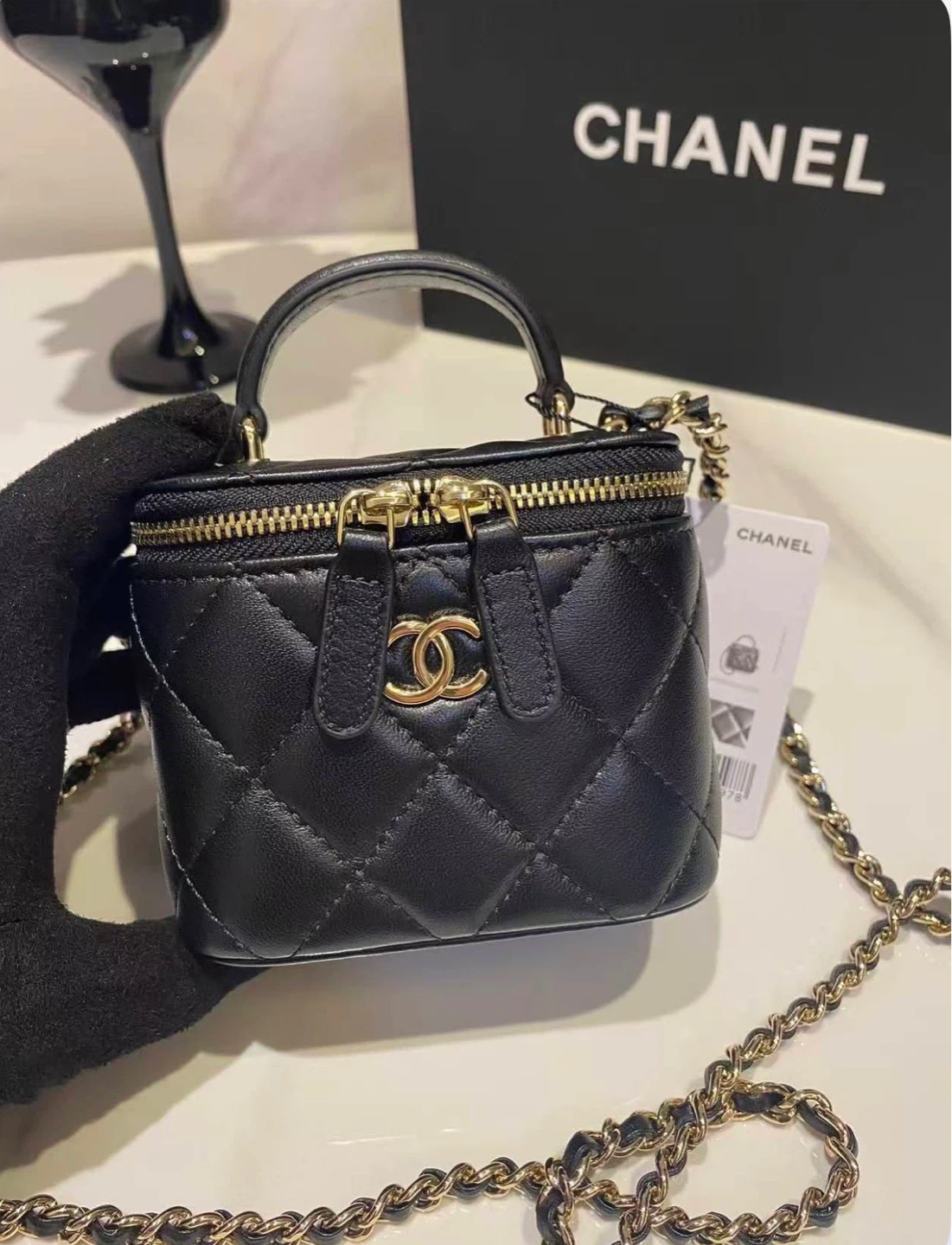 CHA.NEL.** Black Quilted Leather Vanity Case - photo 2