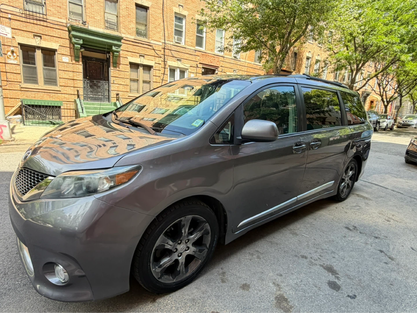 2012 Toyota Sienna SE Minivan - photo 2