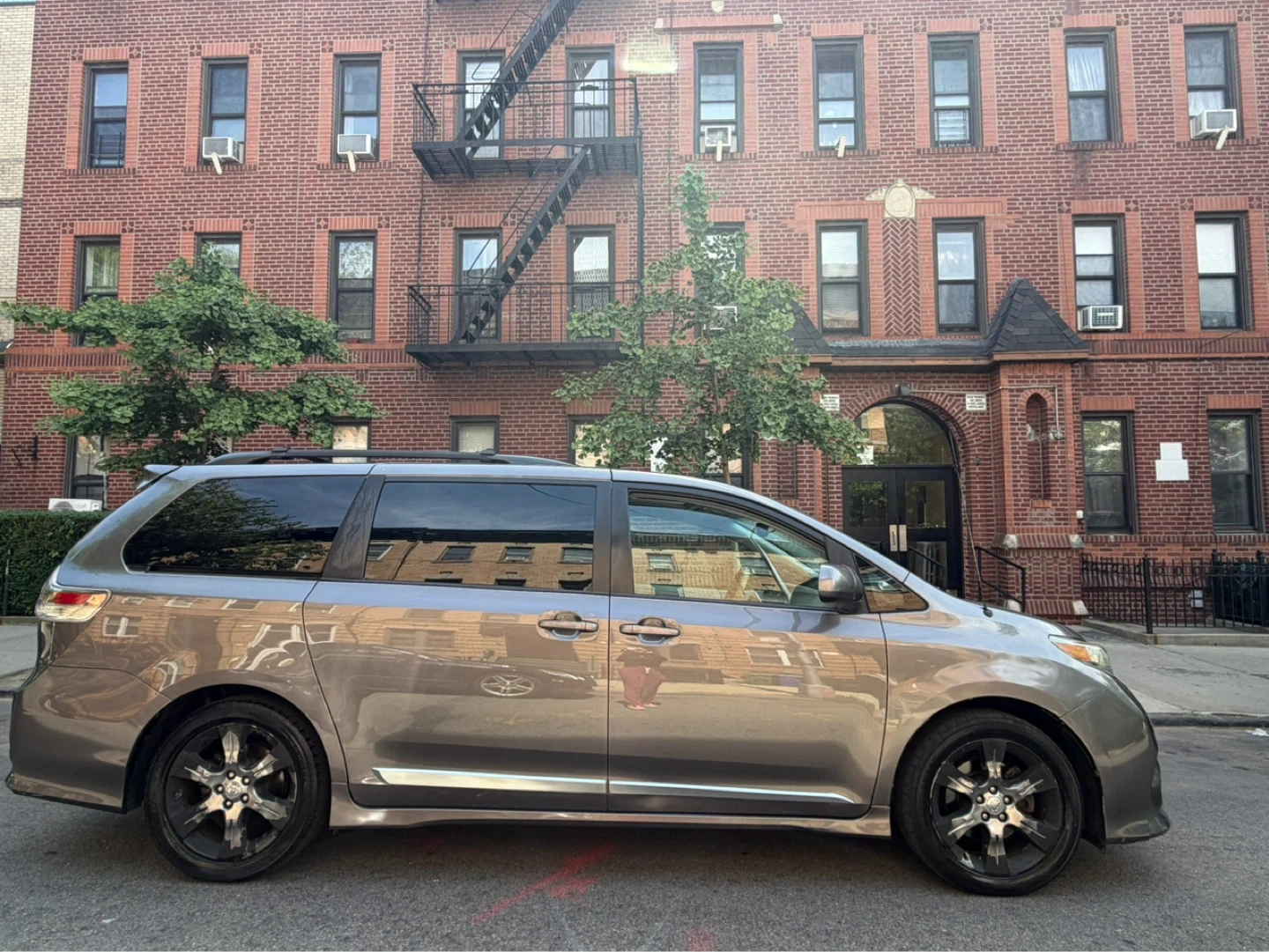 2012 Toyota Sienna SE Minivan - photo 5