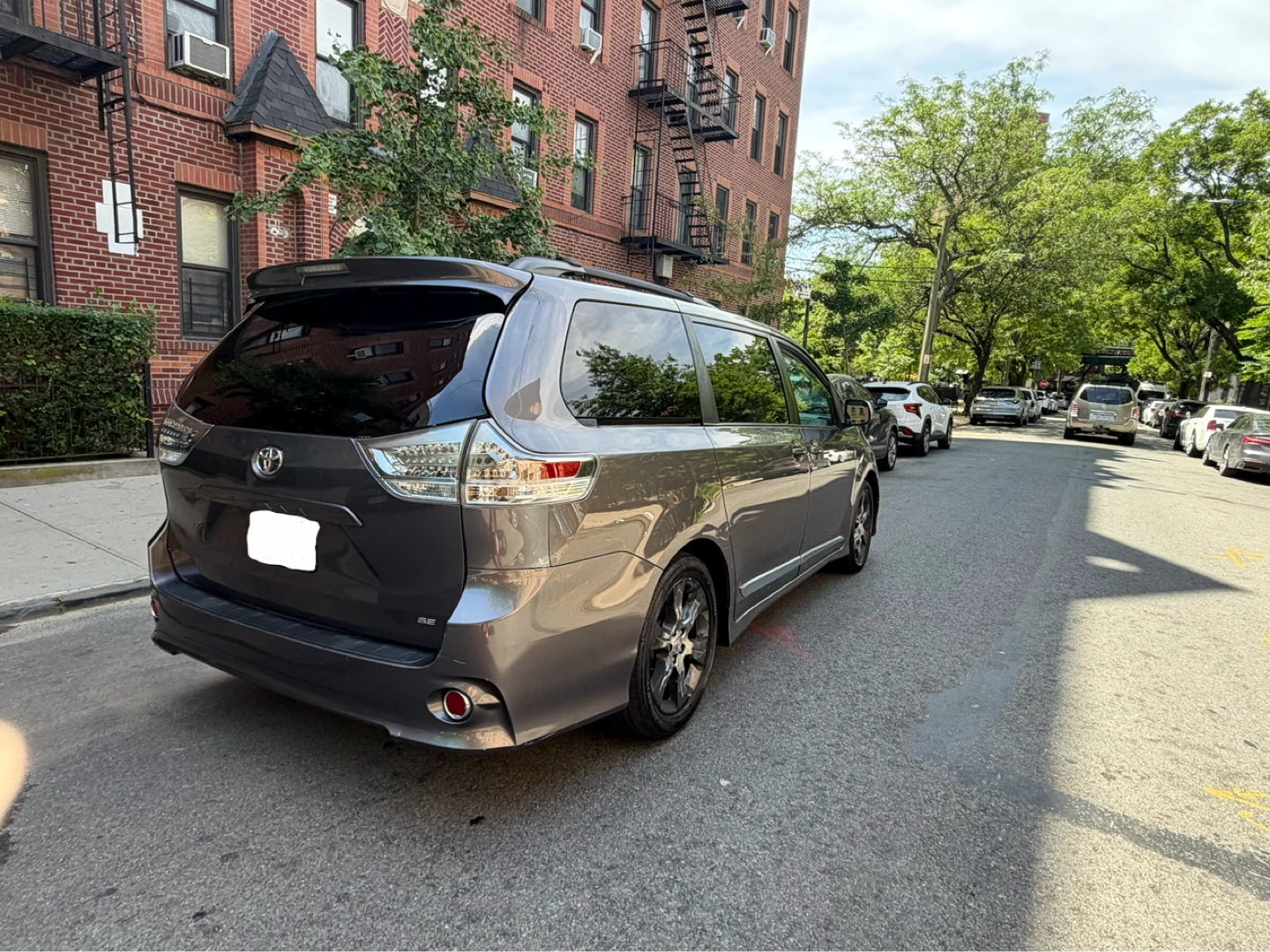 2012 Toyota Sienna SE Minivan - photo 3