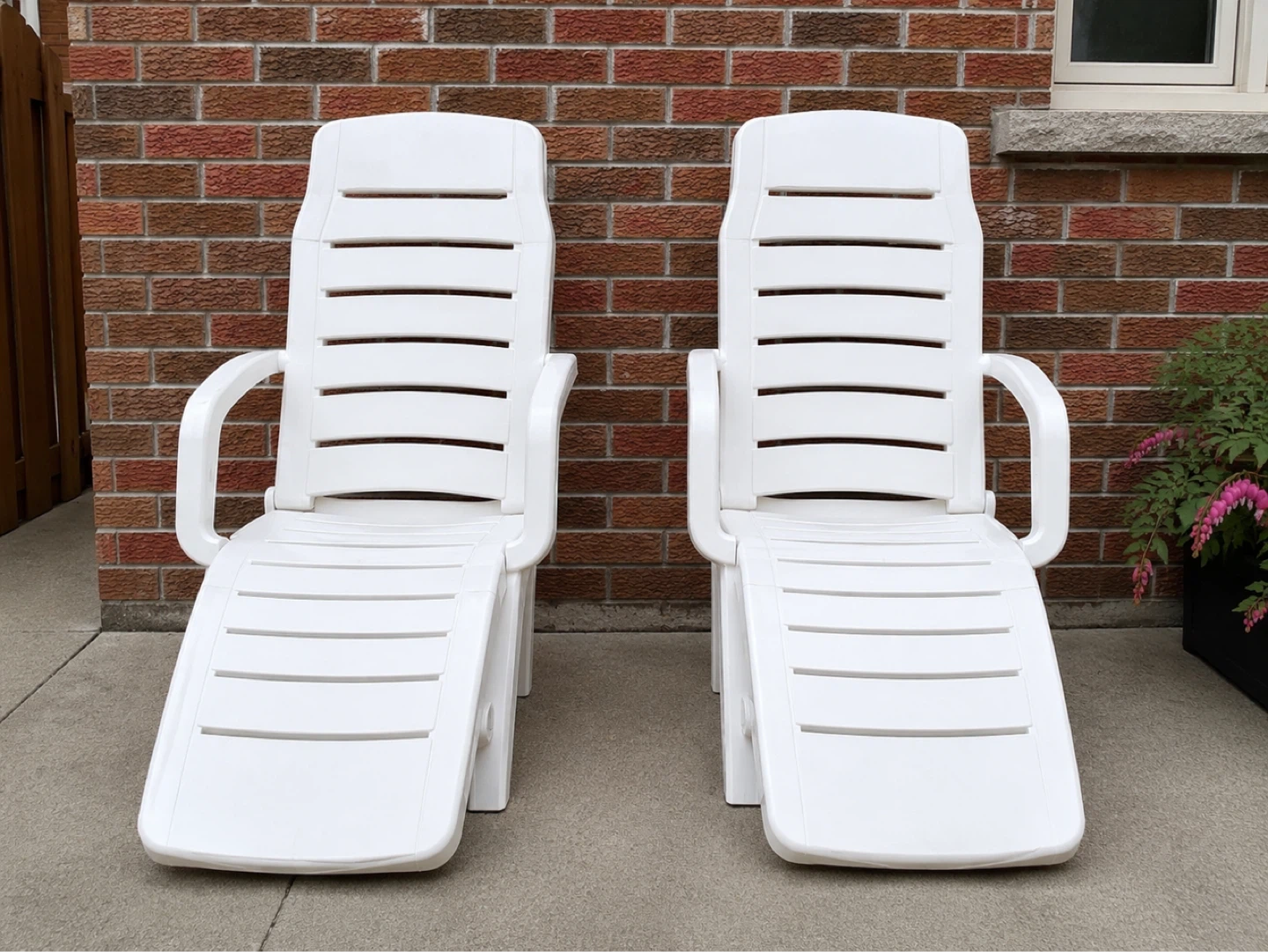 Set of 2 White Plastic Lounge Chairs