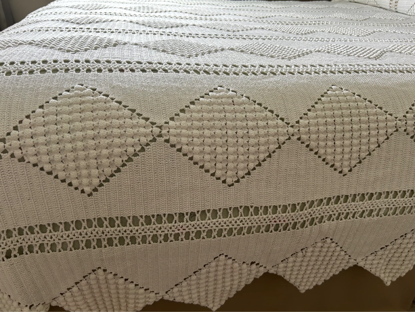 Cream-coloured hand crocheted queen size bedspread - photo 3