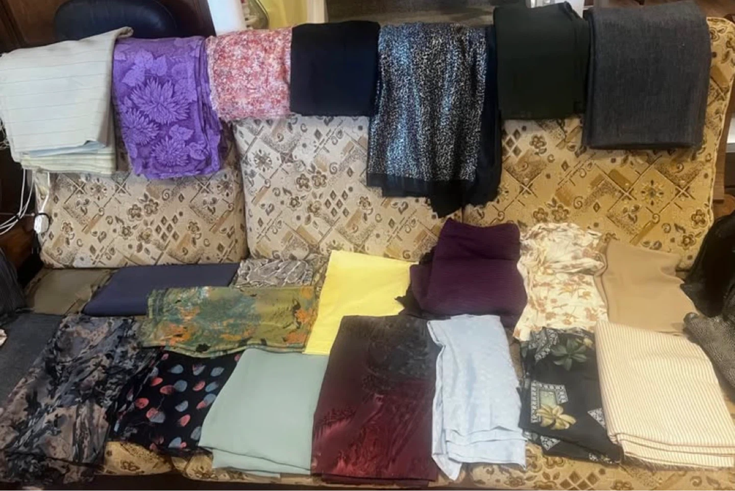 Lot of 230 woman's clothes, shoes, fabrics - photo 5