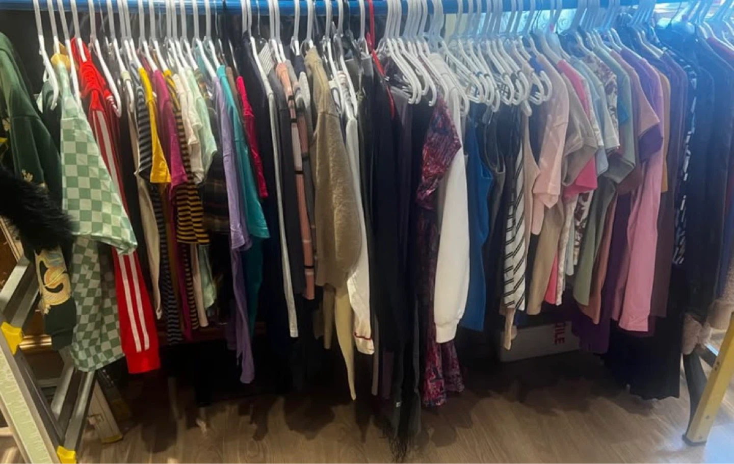 Lot of 230 woman's clothes, shoes, fabrics - photo 3