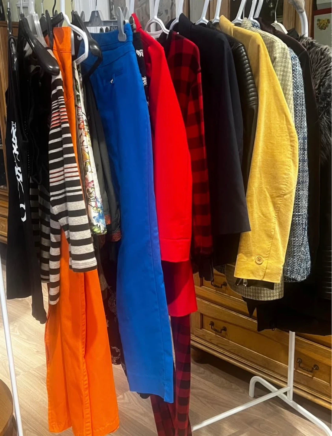 Lot of 230 woman's clothes, shoes, fabrics - photo 2