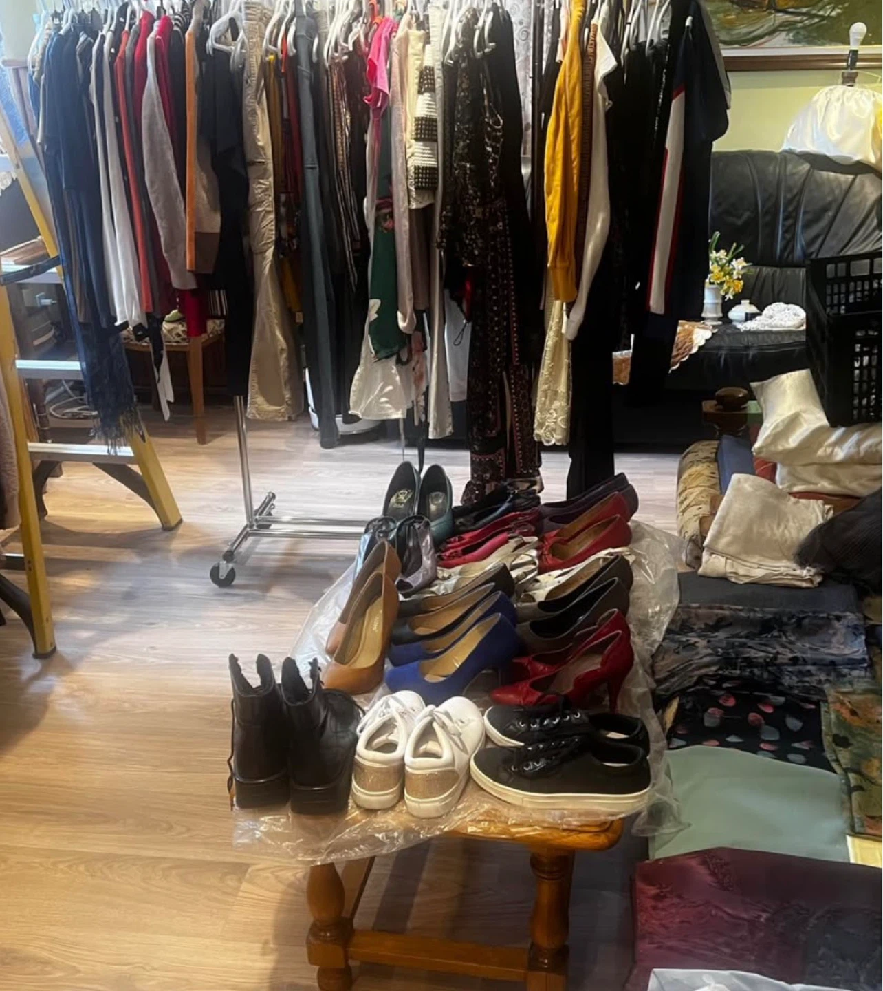 Lot of 230 woman's clothes, shoes, fabrics - photo 4