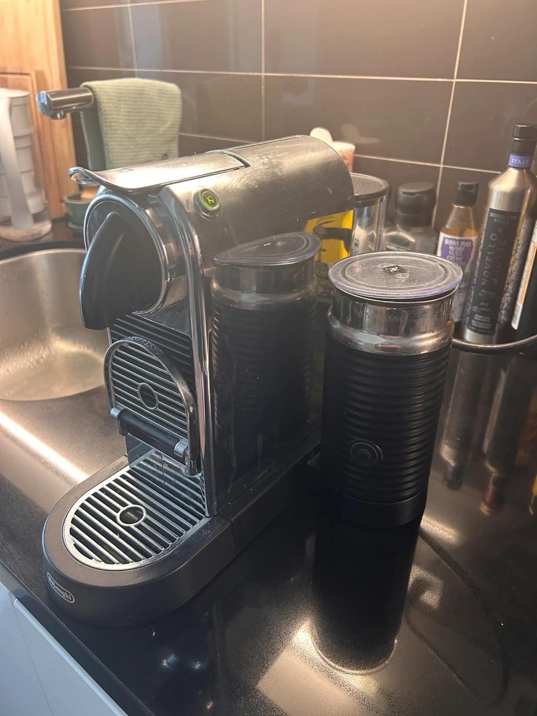 DeLonghi Nespresso Coffee Machine with Milk Frother