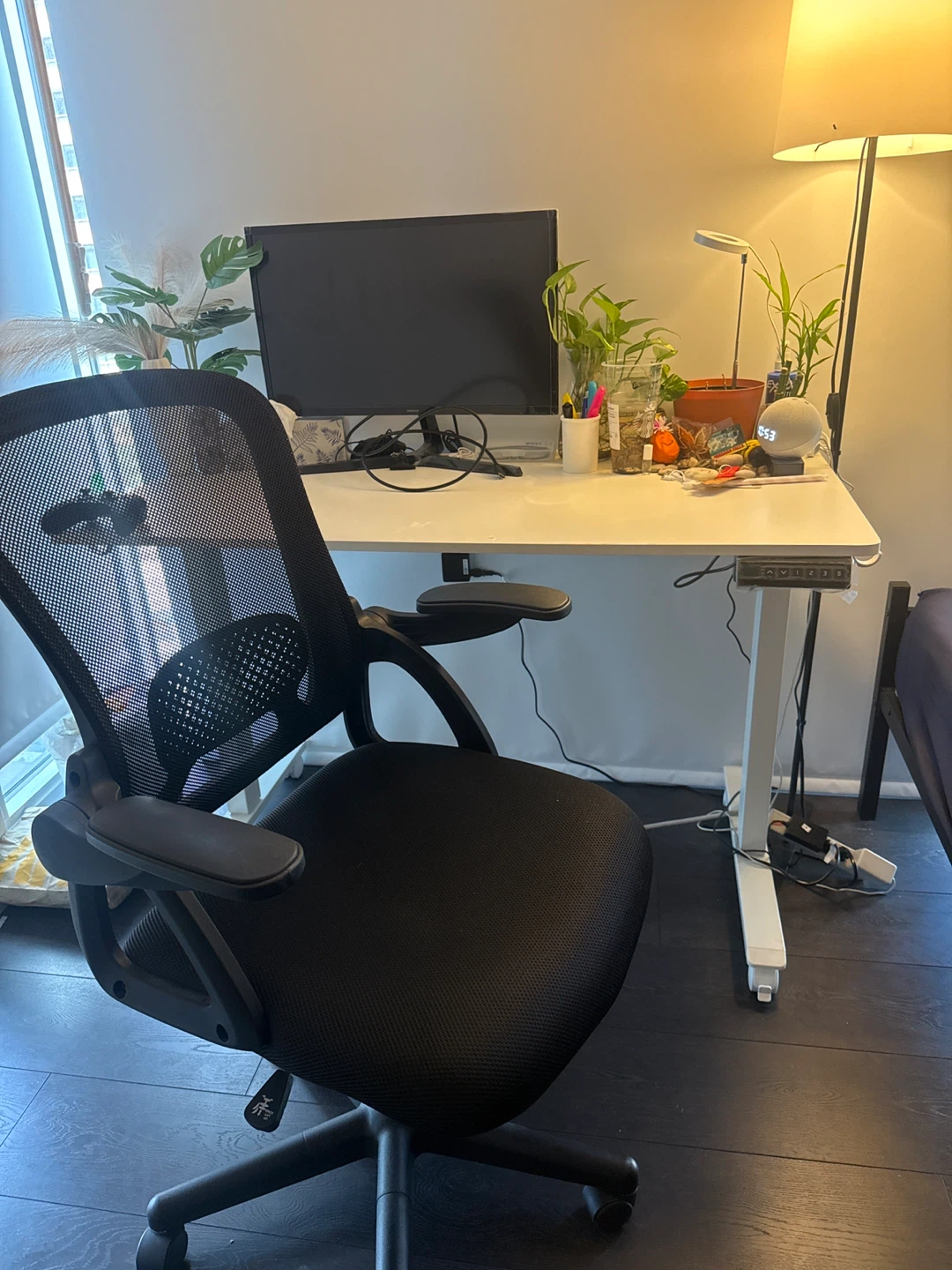 Workspace setup : table + chair + monitor