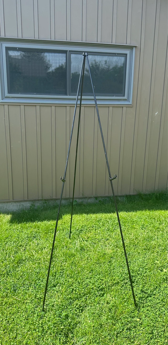 Black Metal Tripod Easel