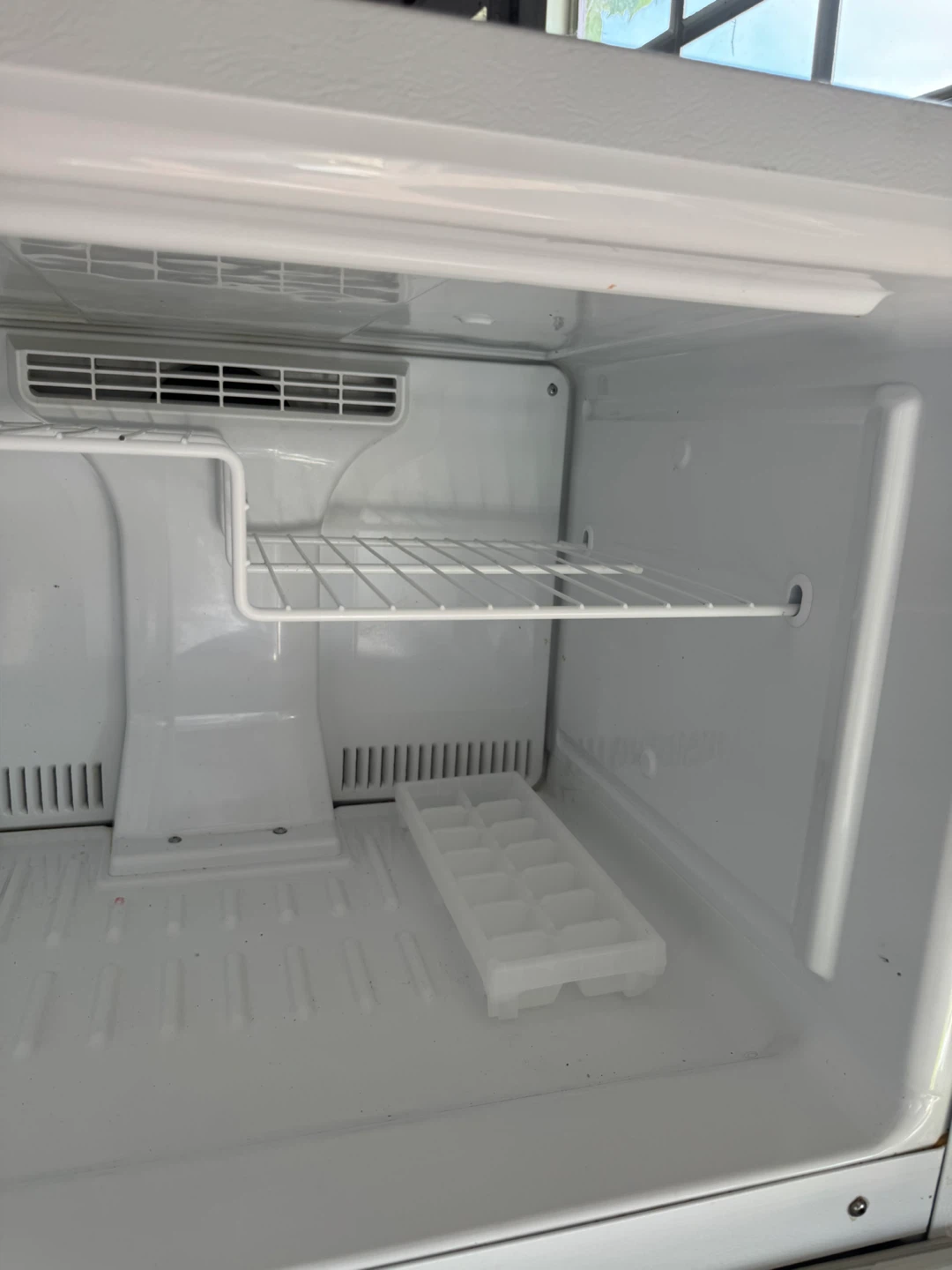 General Electric Refrigerator/Freezer GTH16BBSXLWW - photo 3
