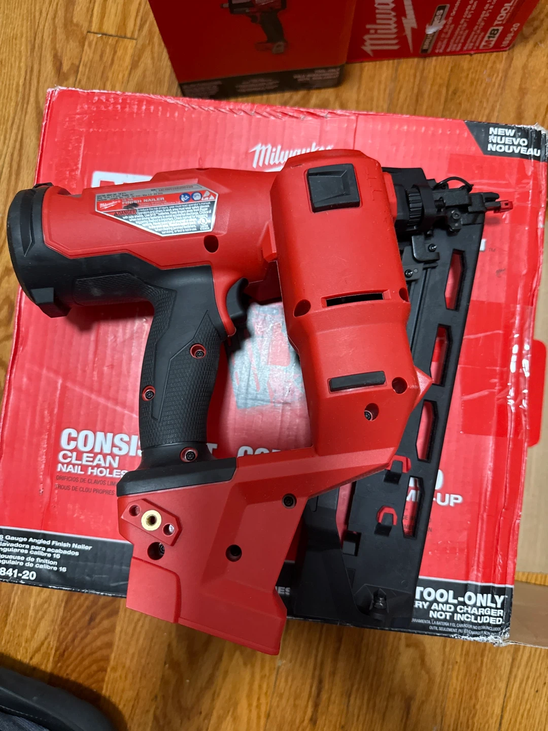 Milwaukee M18 FUEL 16 Gauge Finish Nailer - photo 4