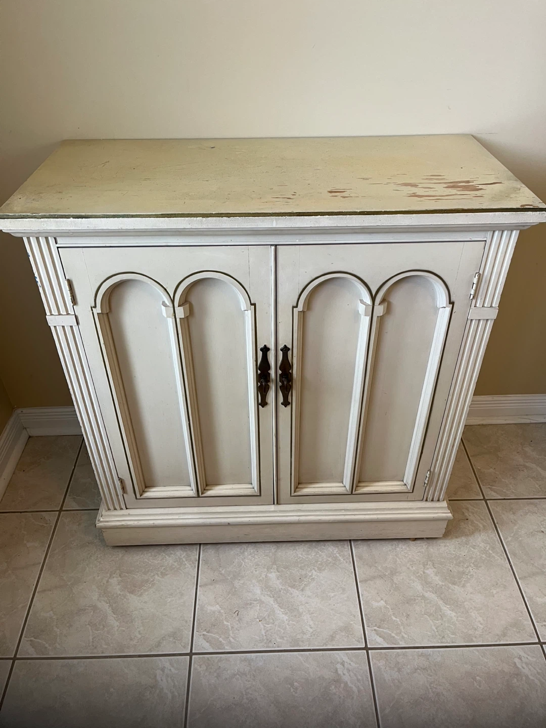 Cream coloured cabinet with double doors with mirror 2pc