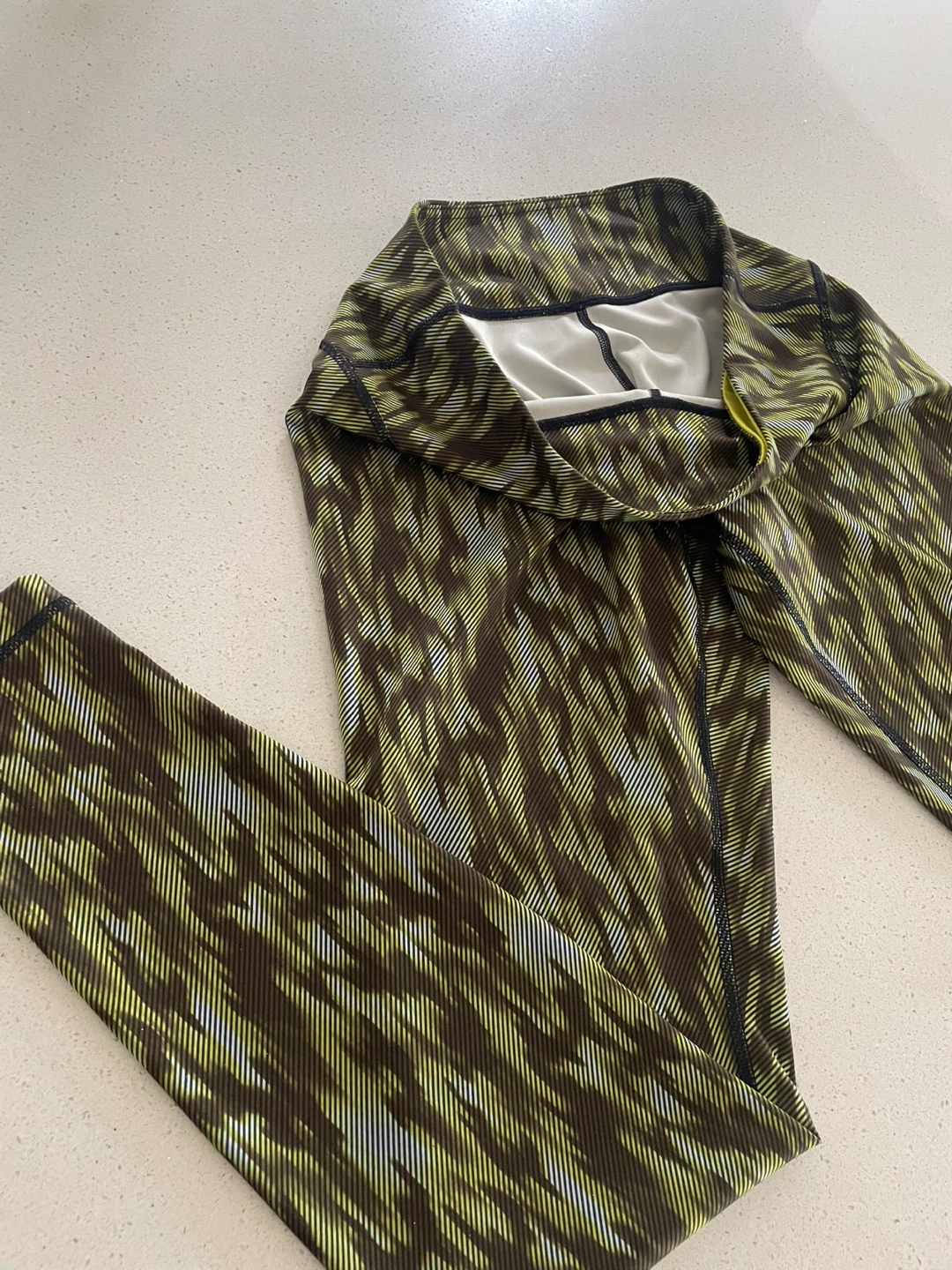Lululemon Women's Leggings size 10-12Green/Black Abstract Print - photo 3