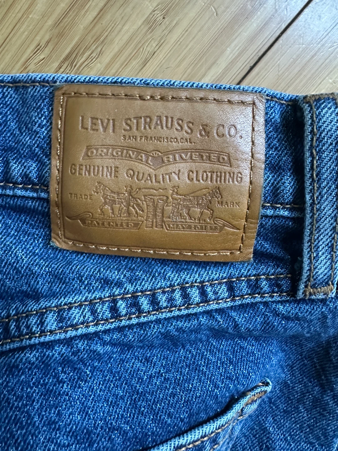 LEVIS MOM BLUE JEANS WOMENS SIZE 30 waist - photo 3