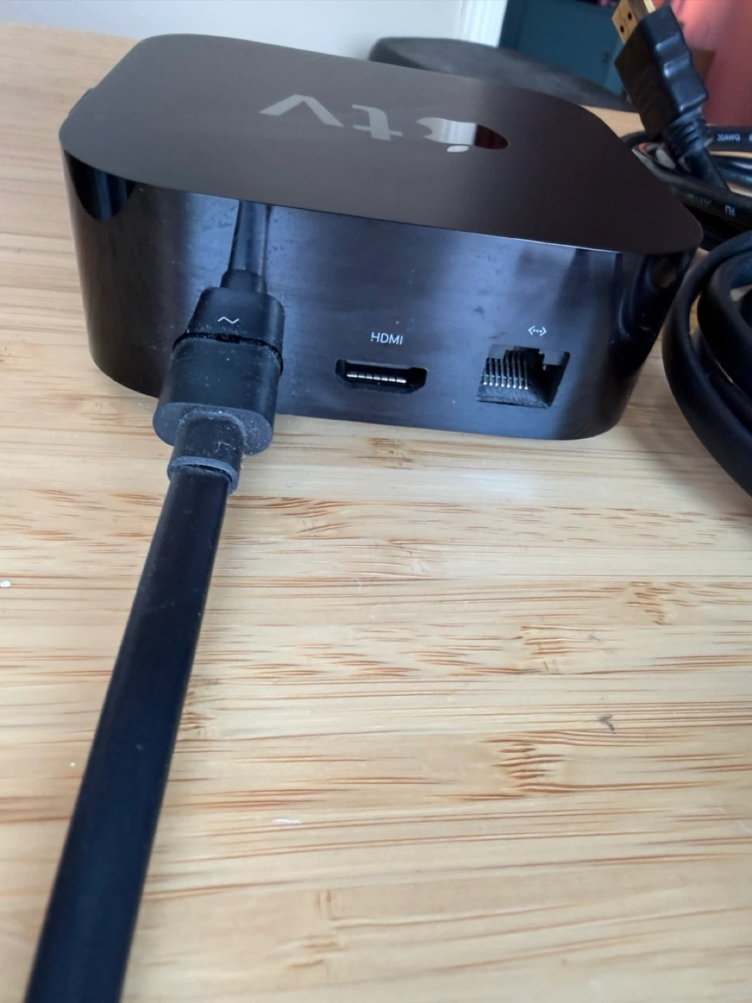Apple TV 4K (1st Gen) with Siri Remote & HDMI Cable - photo 2